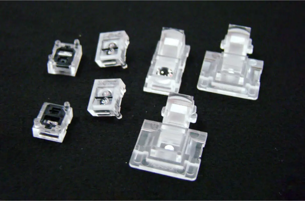 THY精密工業は、台湾の中部で精密プラスチックの射出成型及び精密金型の製作を行っている工場です。画像はプラスチック製のコネクターです。