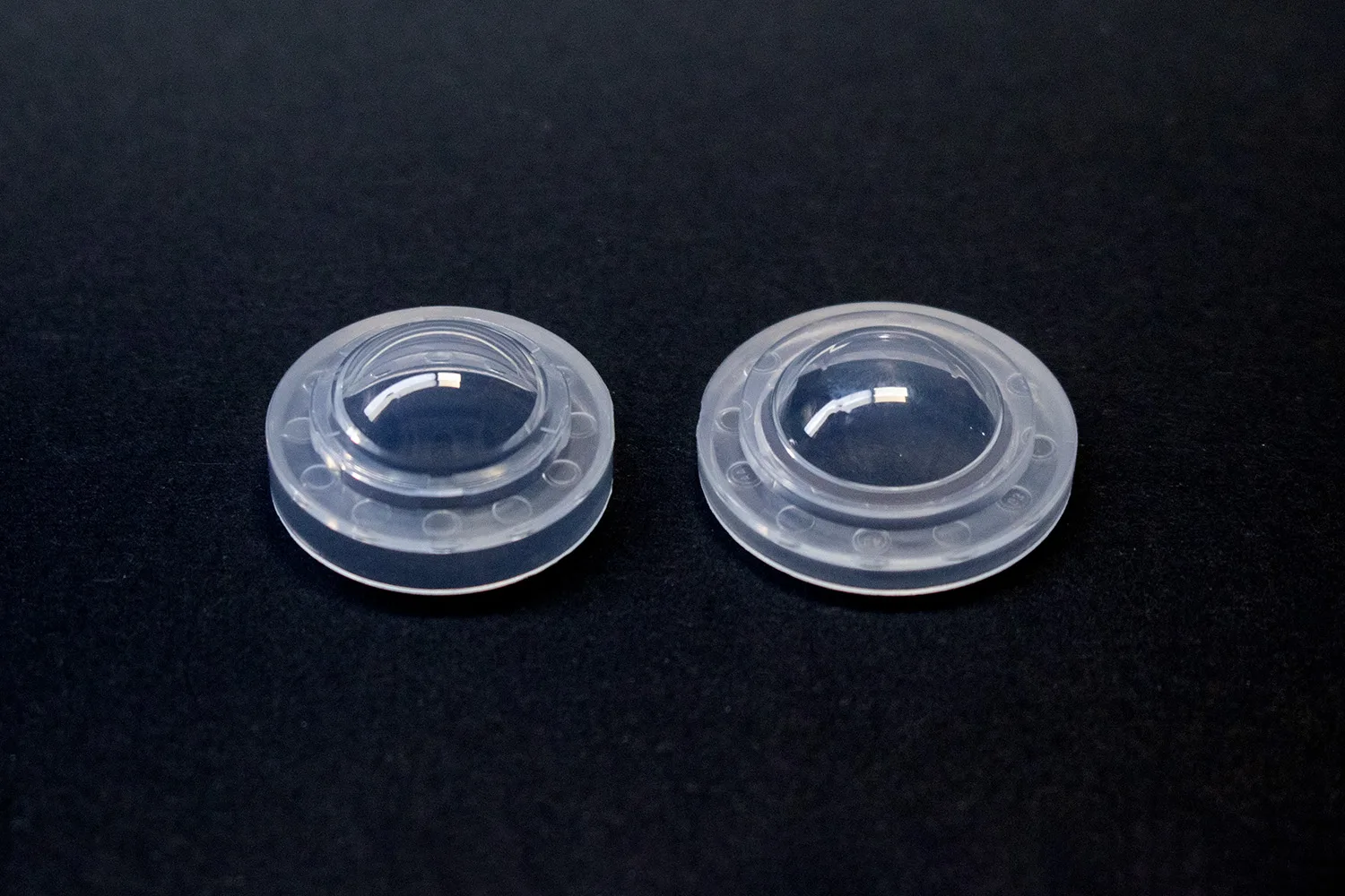 THY精密工業のコンタクトレンズのキャストモールド製法に用いられるソフトコンタクトレンズ用のプラスチックモールド