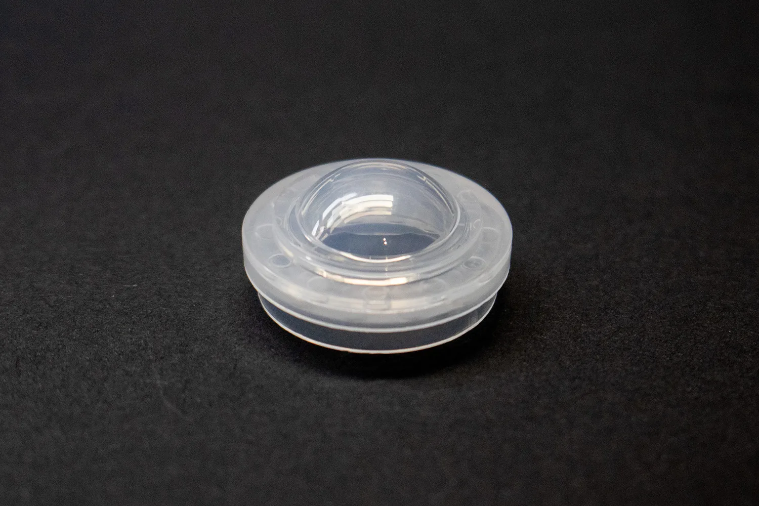 THY精密工業のコンタクトレンズのキャストモールド製法に用いられるソフトコンタクトレンズ用のプラスチックモールド