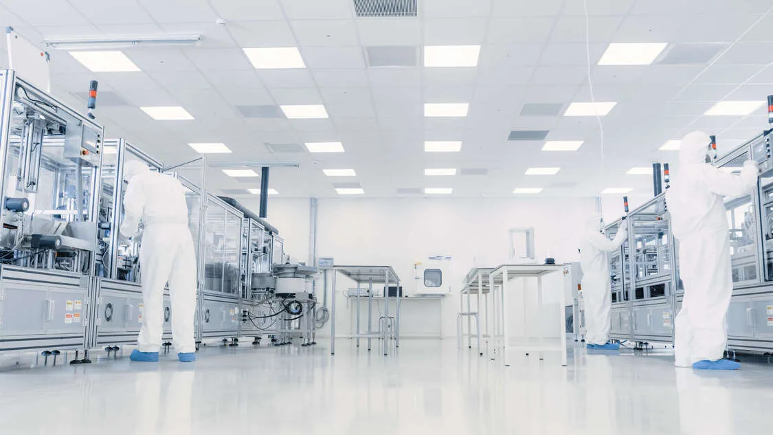 ISO 8 Class 100,000 cleanroom facility for contamination-free manufacturing of medical tubing system components